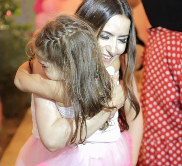 ناردين عبد السلام مع ابنتها